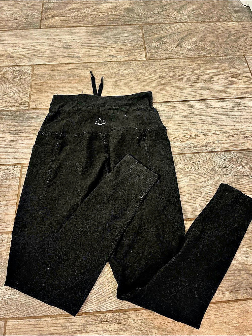 Beyond Yoga 25” inseam high rise leggings with pockets and drawstring